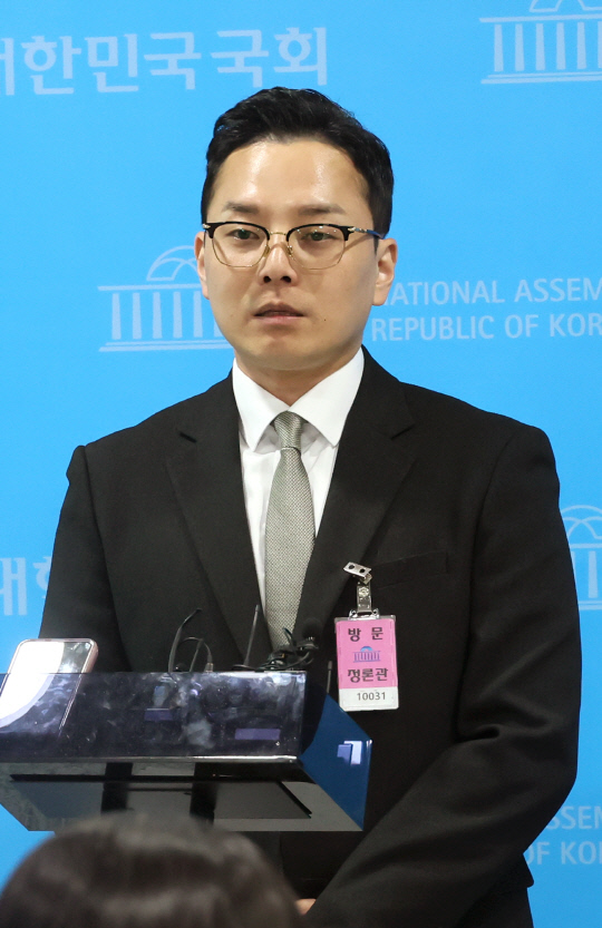 이재명 더불어민주당 대표 배우자 법인카드 유용 의혹을 제보한 조명현 씨가 18일 국회 소통관에서 국감 참석 방해 규탄 기자회견을 한 뒤 취재진 질문에 답하고 있다. 조 씨는 이날 얼굴과 이름을 공개했다. <연합뉴스>